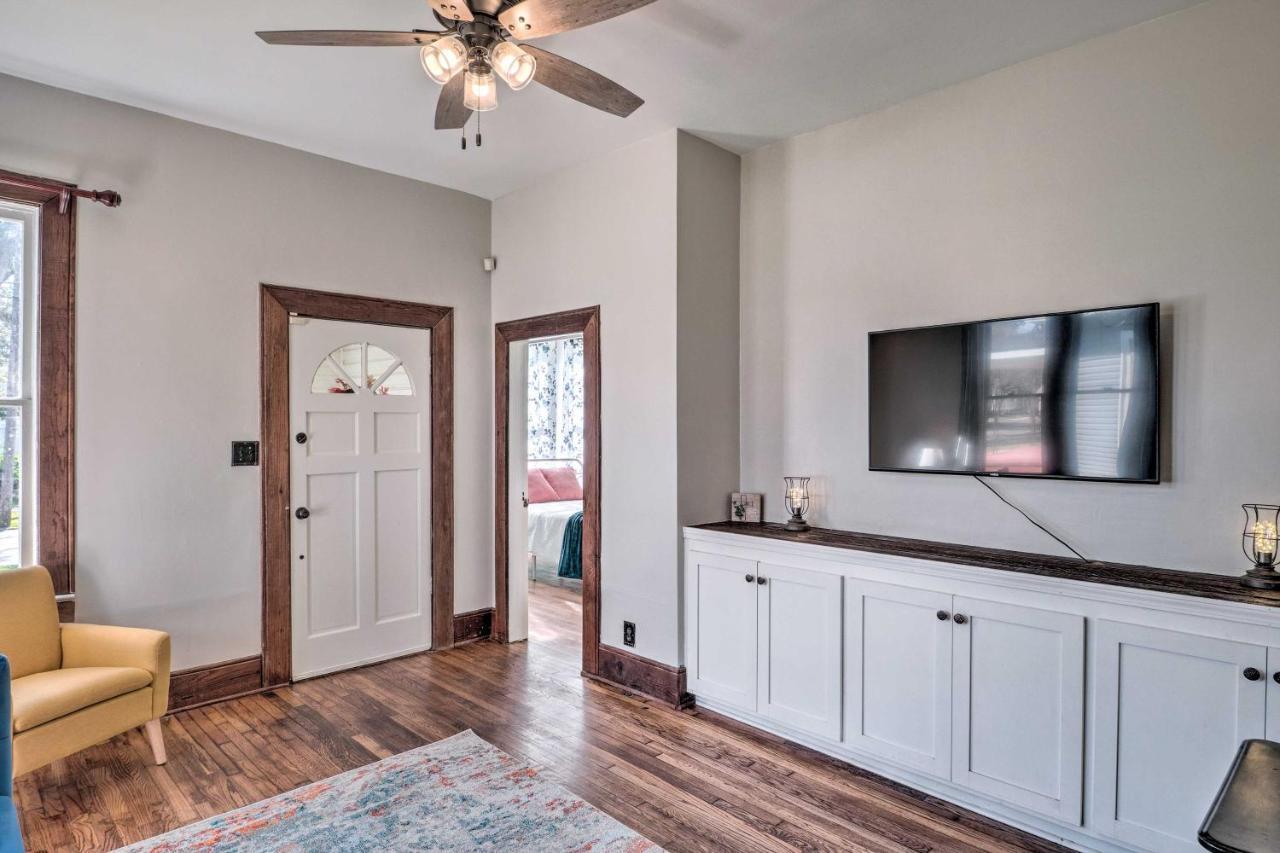 Lake Charles Cottage With Fireplace And Yard! Bagian luar foto