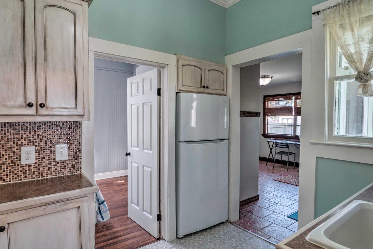 Lake Charles Cottage With Fireplace And Yard! Bagian luar foto