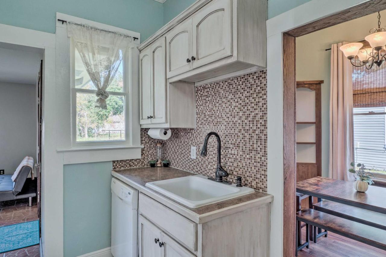Lake Charles Cottage With Fireplace And Yard! Bagian luar foto